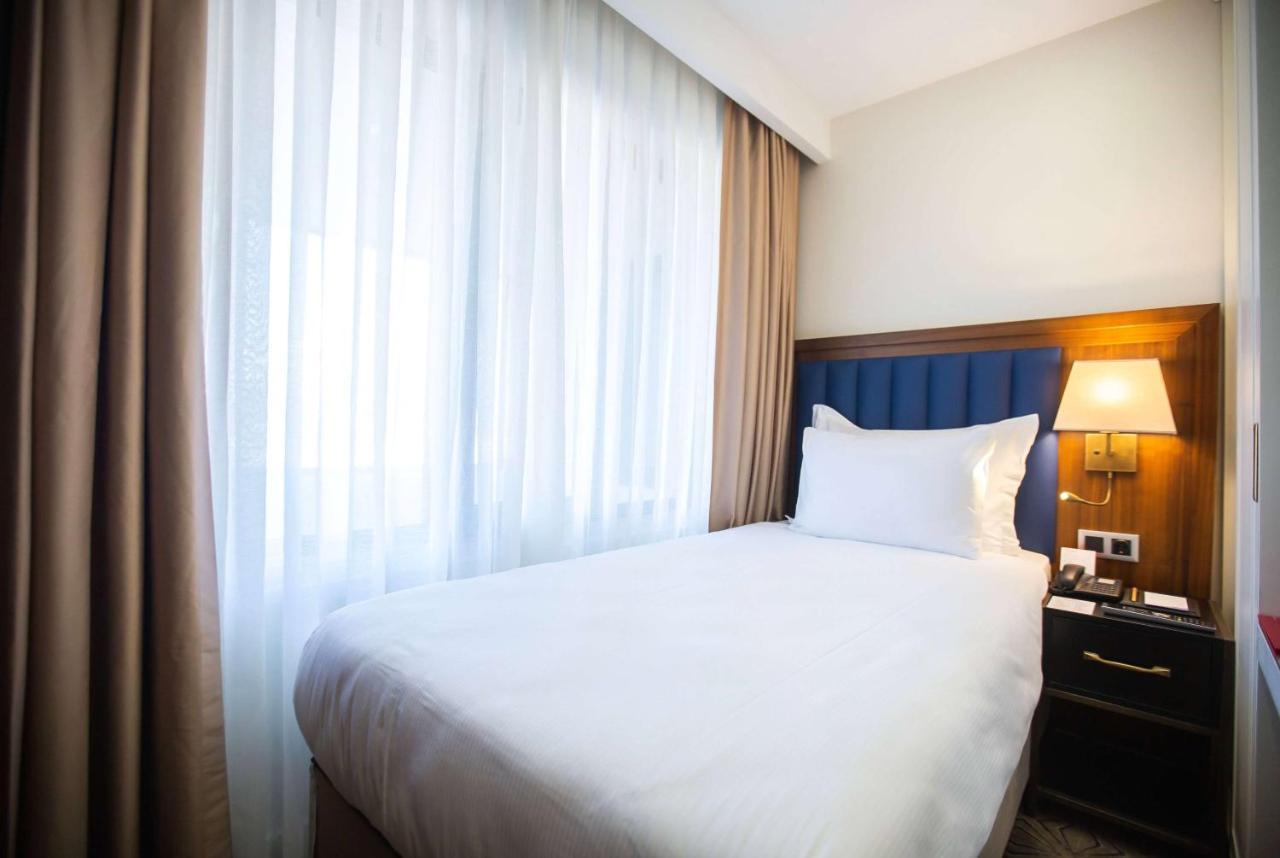 Ramada Plaza Sultanahmet Hotel Istambul Exterior foto A bedroom at the hotel